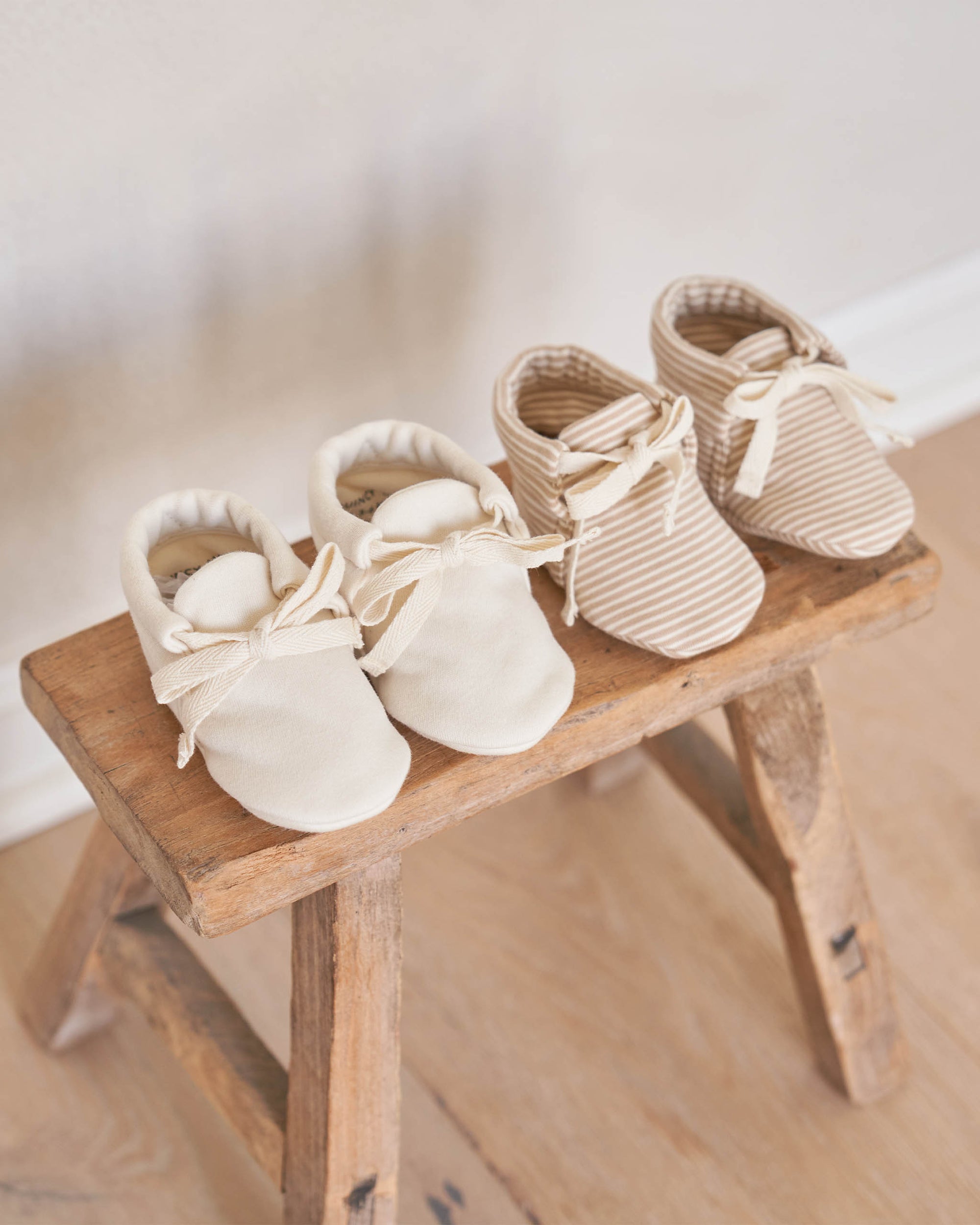 QUINCY MAE baby booties / IVORY