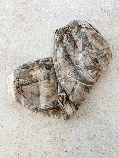 ESSENTIAL CAMO PLUSH SWEATPANT / REAL TREE