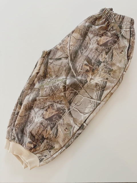 ESSENTIAL CAMO PLUSH SWEATPANT / REAL TREE