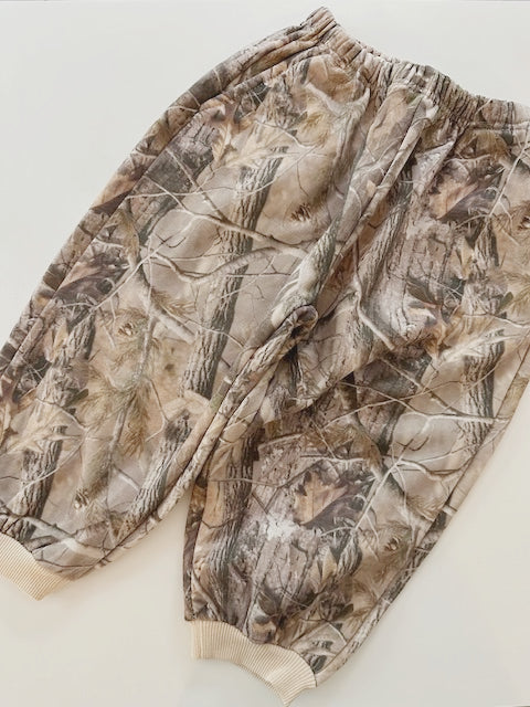 ESSENTIAL CAMO PLUSH SWEATPANT / REAL TREE