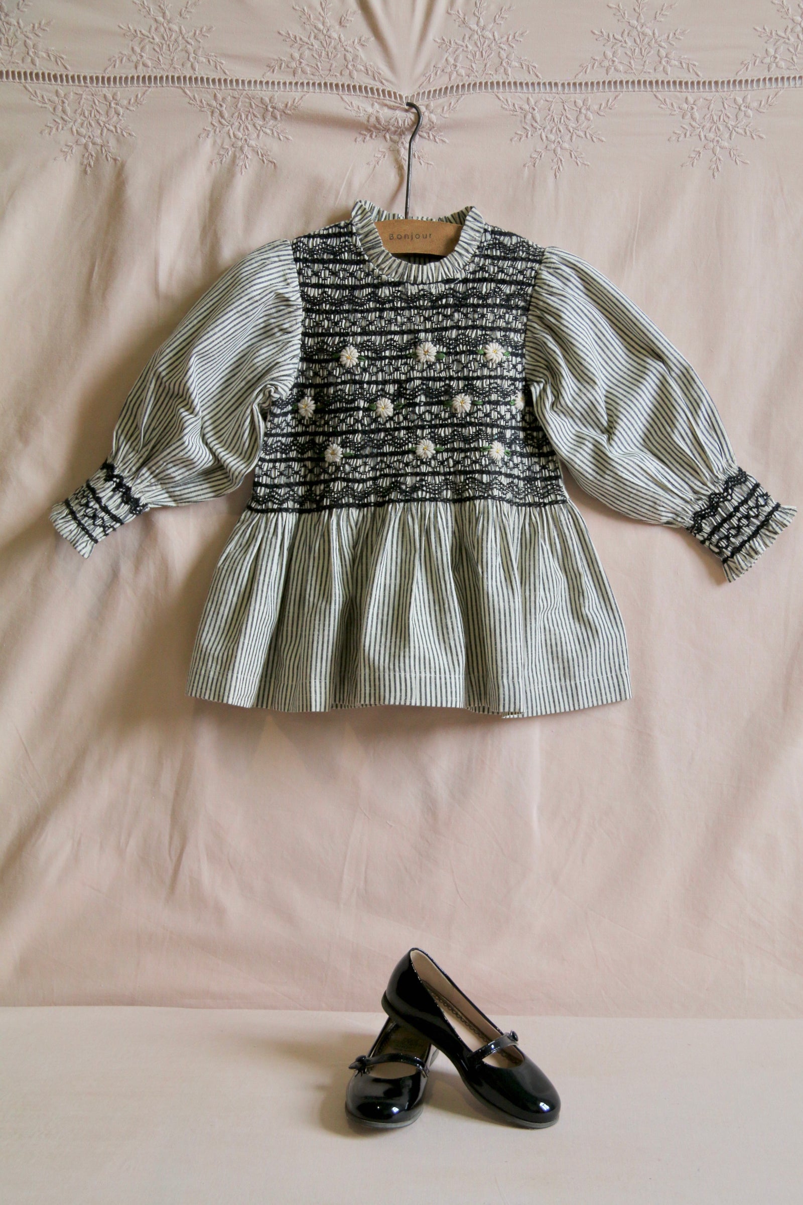 BONJOUR DIARY HANDSMOCK BLOUSE / BLACK STRIPE