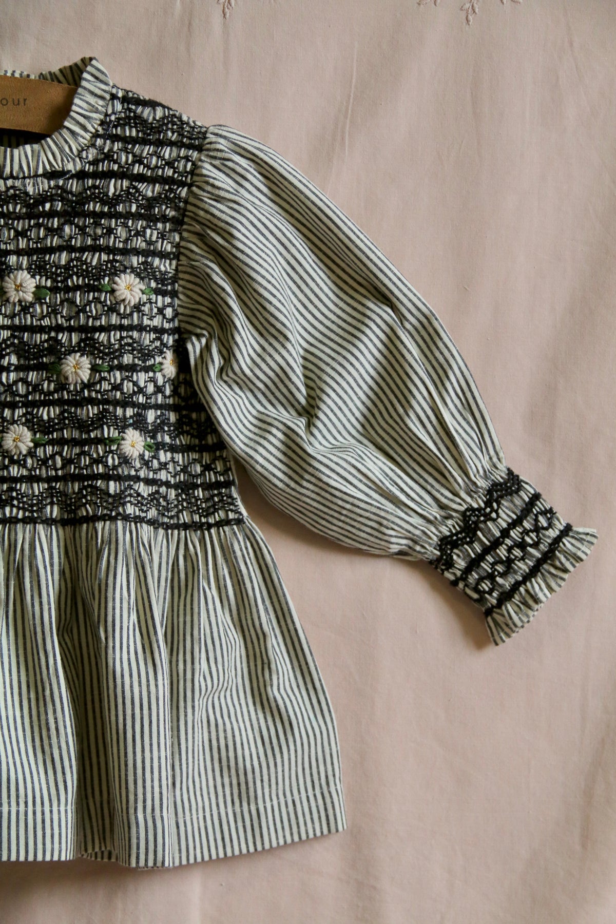 BONJOUR DIARY HANDSMOCK BLOUSE / BLACK STRIPE