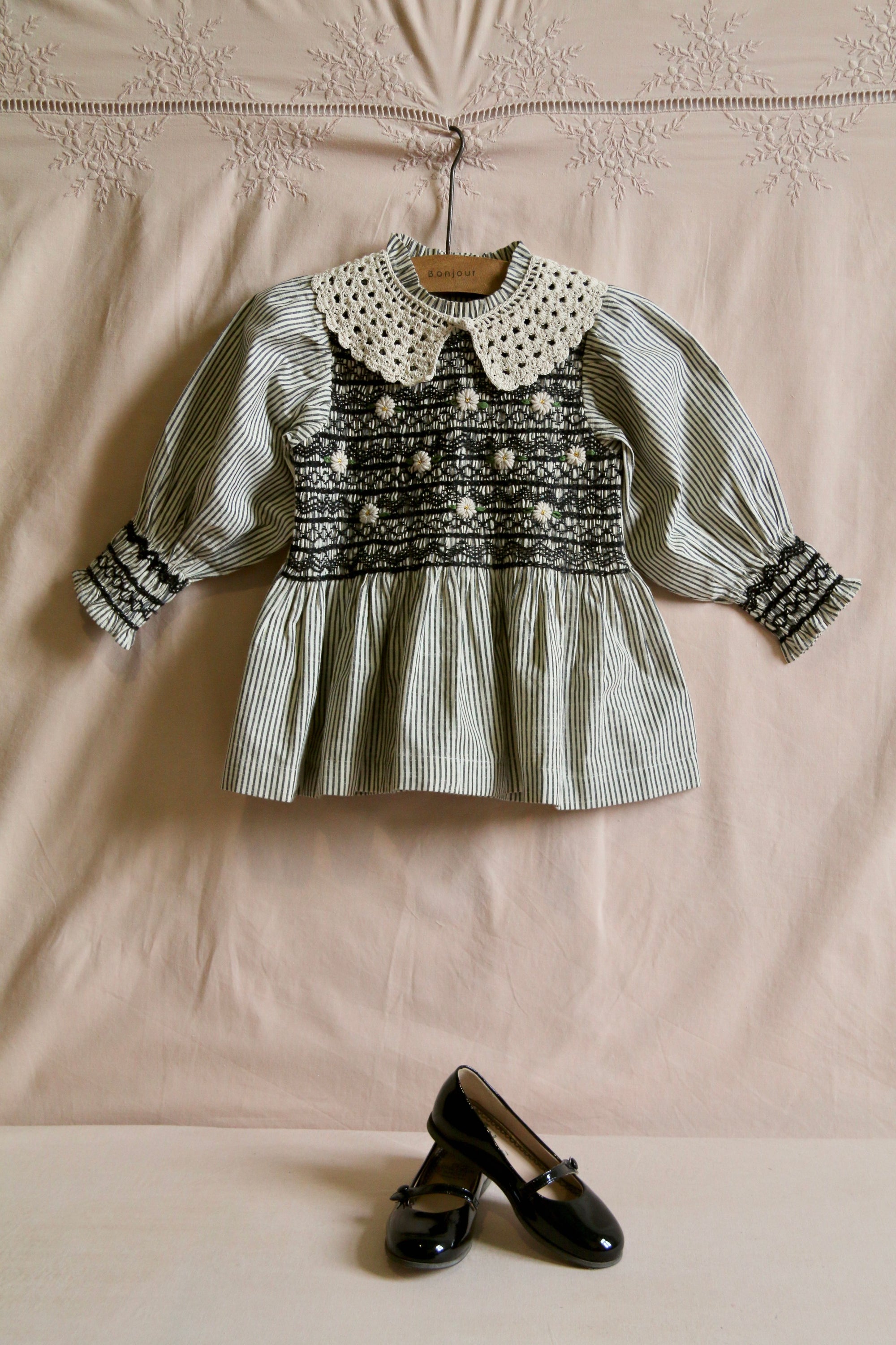 BONJOUR DIARY HANDSMOCK BLOUSE / BLACK STRIPE