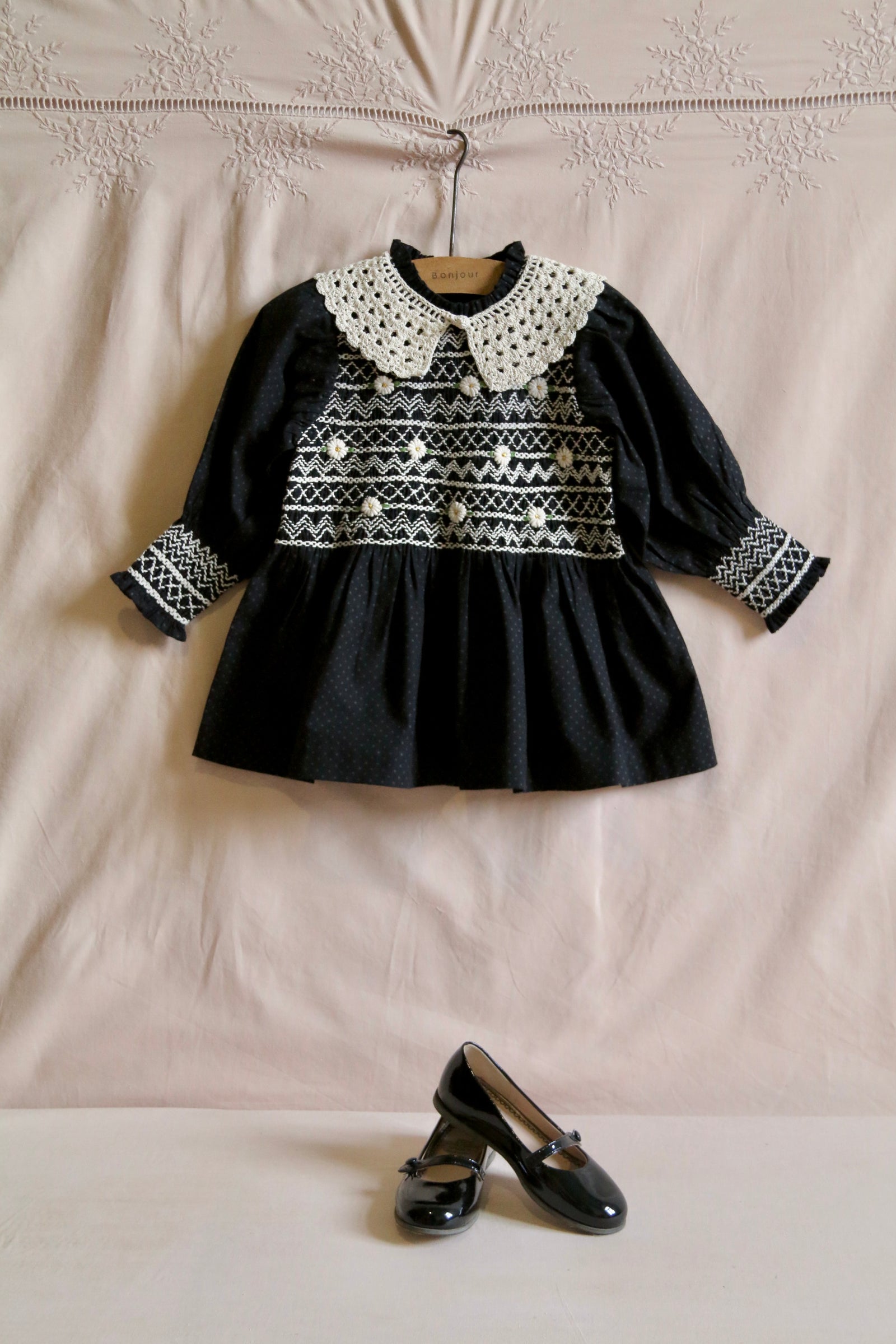BONJOUR DIARY HANDSMOCK BLOUSE / BLACK POLKA DOT