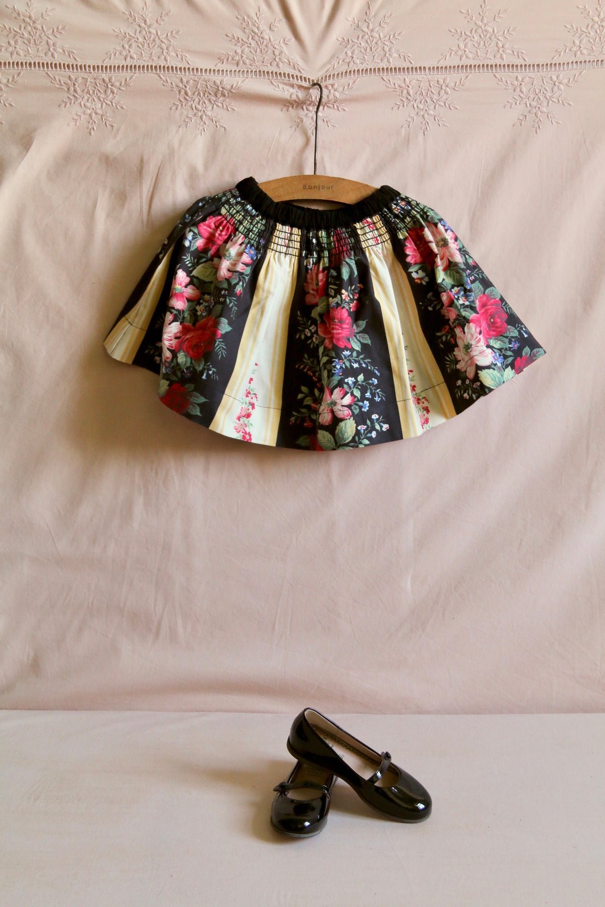 BONJOUR DIARY SKIRT / ARLES BLACK FLOWER