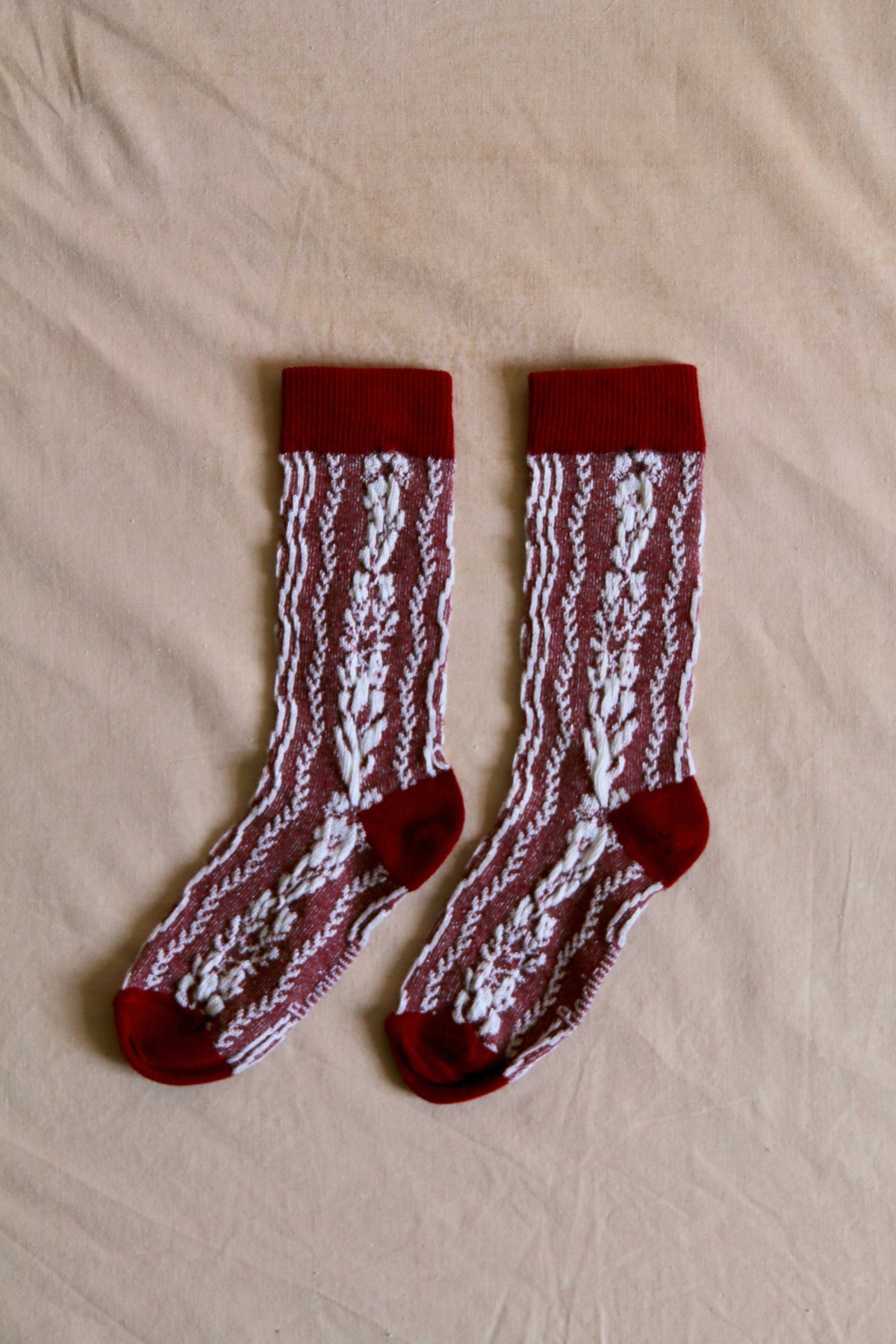 BONJOUR DIARY Red sock with twisted flowers