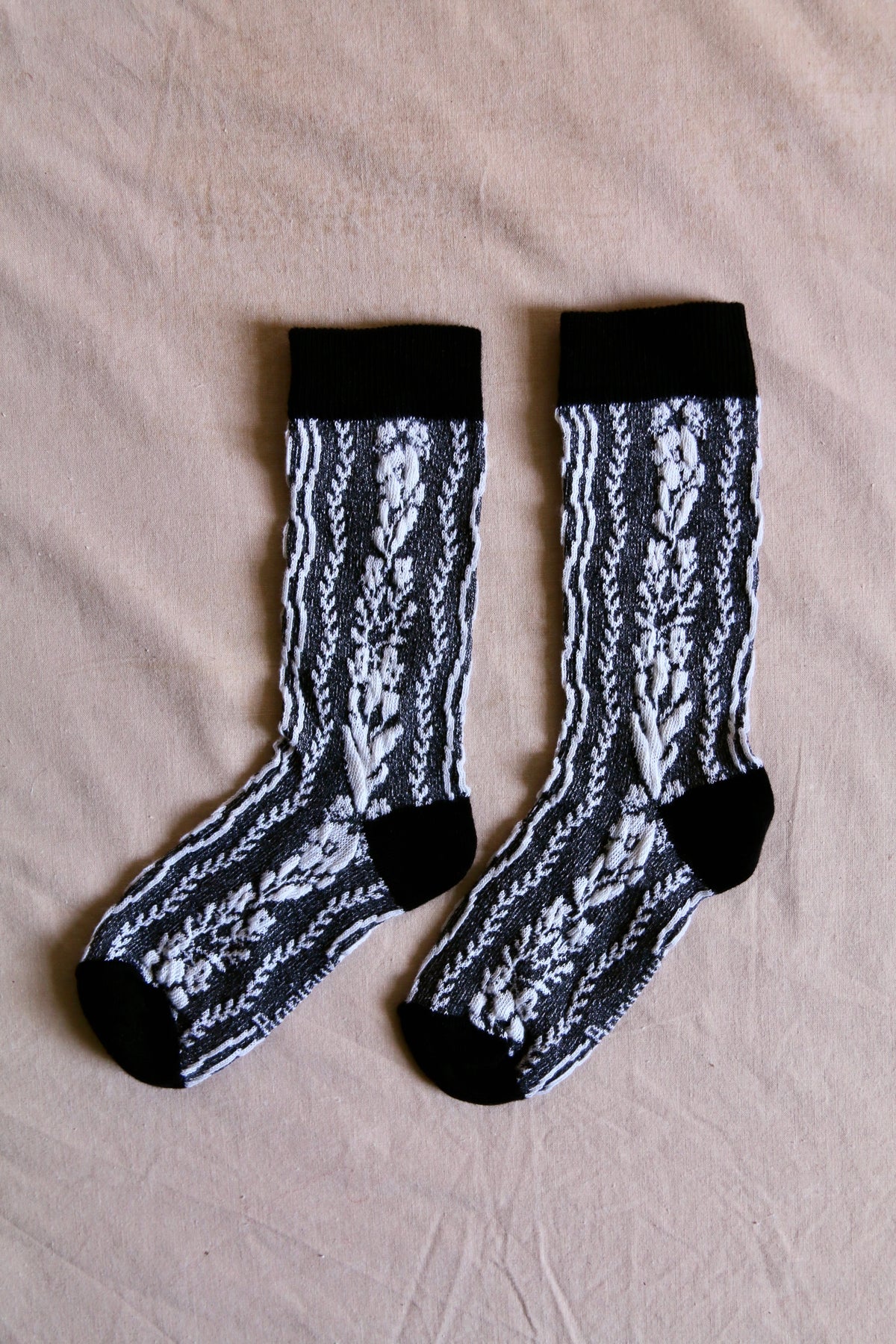 BONJOUR DIARY Black cable knit sock with twisted flowers
