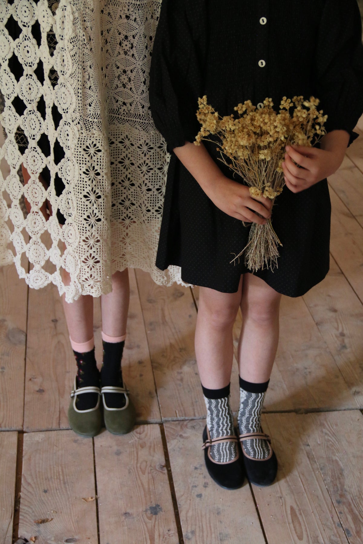 BONJOUR DIARY Black cable knit sock with twisted flowers