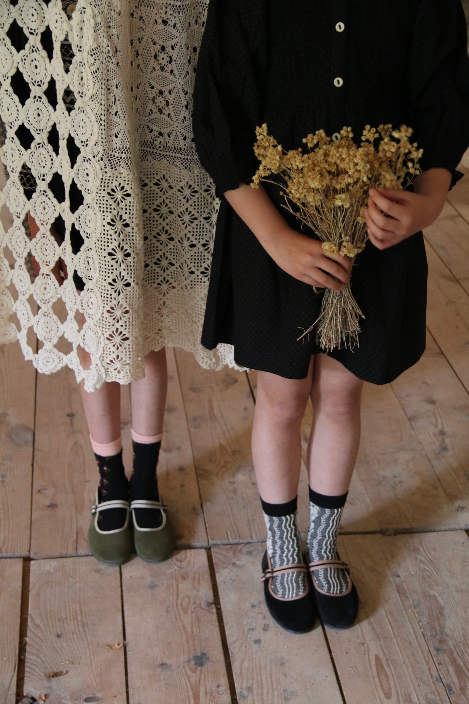 BONJOUR DIARY Black cable knit sock with twisted flowers