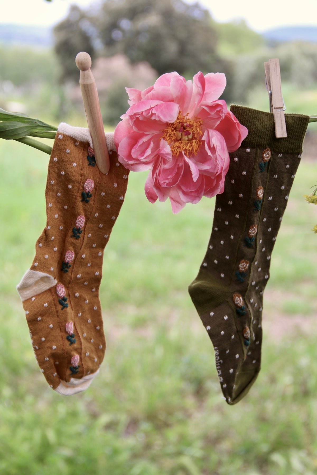 BONJOUR DIARY POLKA DOT FLOWER SOCKS / CURRY CARAMEL