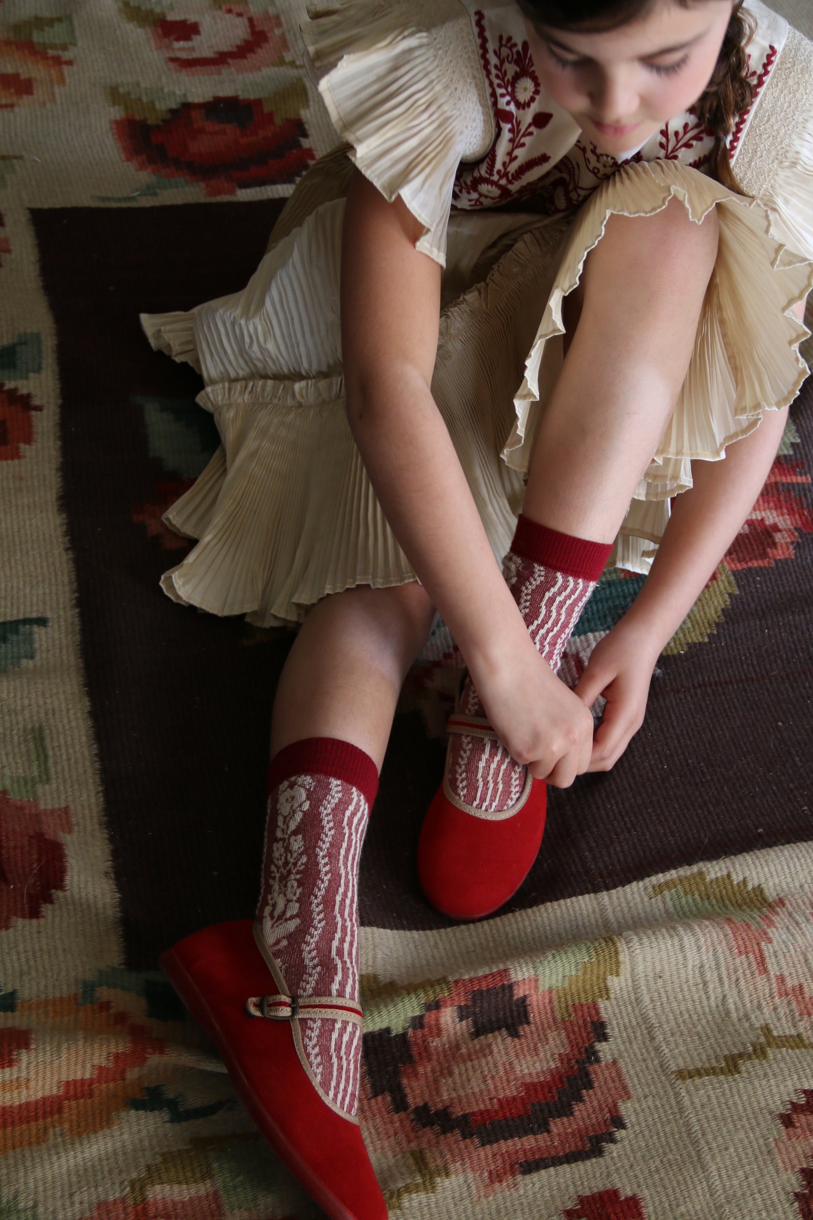 BONJOUR DIARY Red sock with twisted flowers
