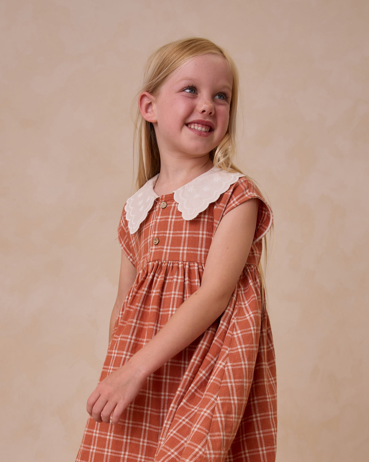 RYLEE + CRU COLLARED BABYDOLL DRESS / POPPY CHECK