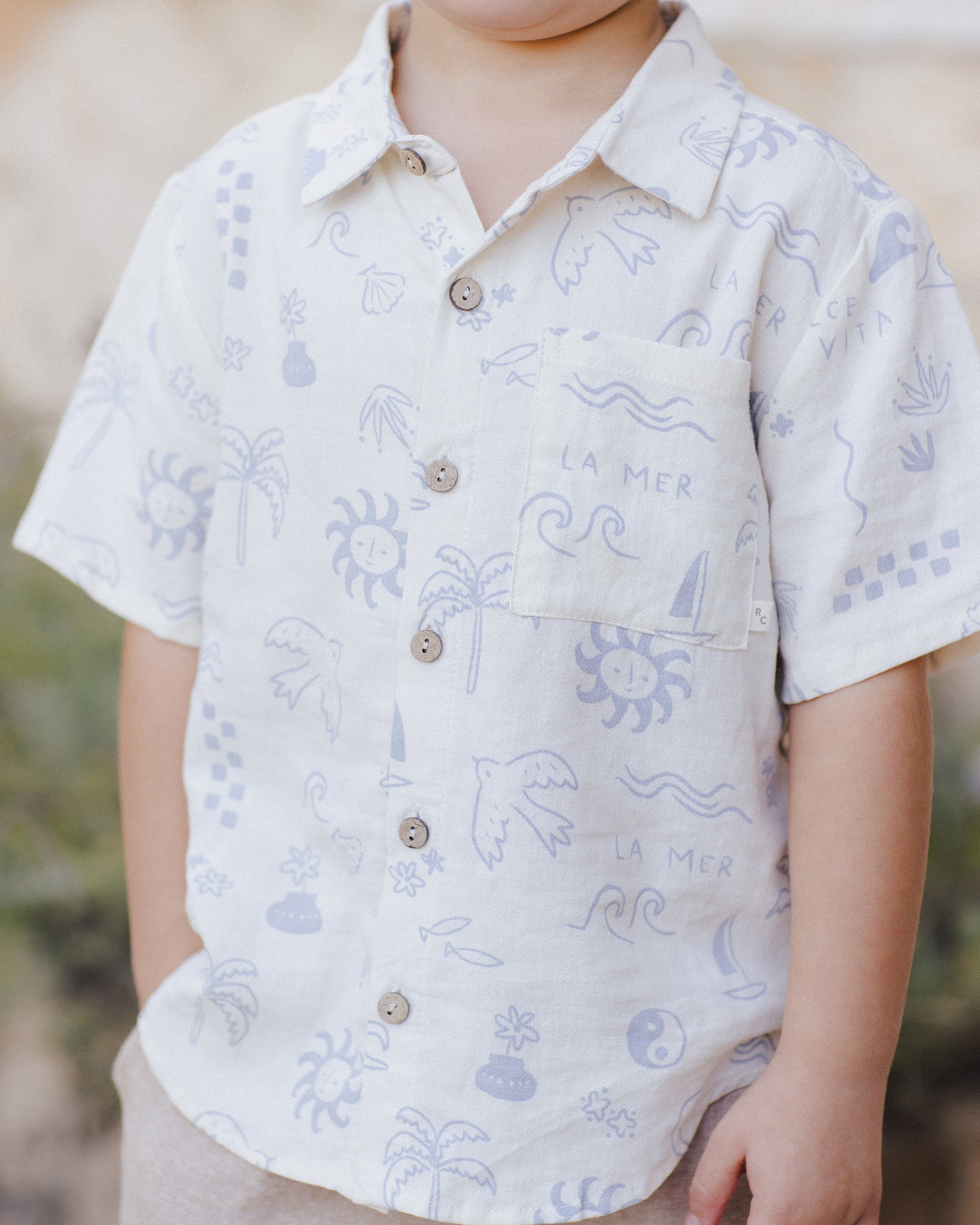 RYLEE + CRU COLLARED SHORT SLEEVE SHIRT / MEDITERRANEAN