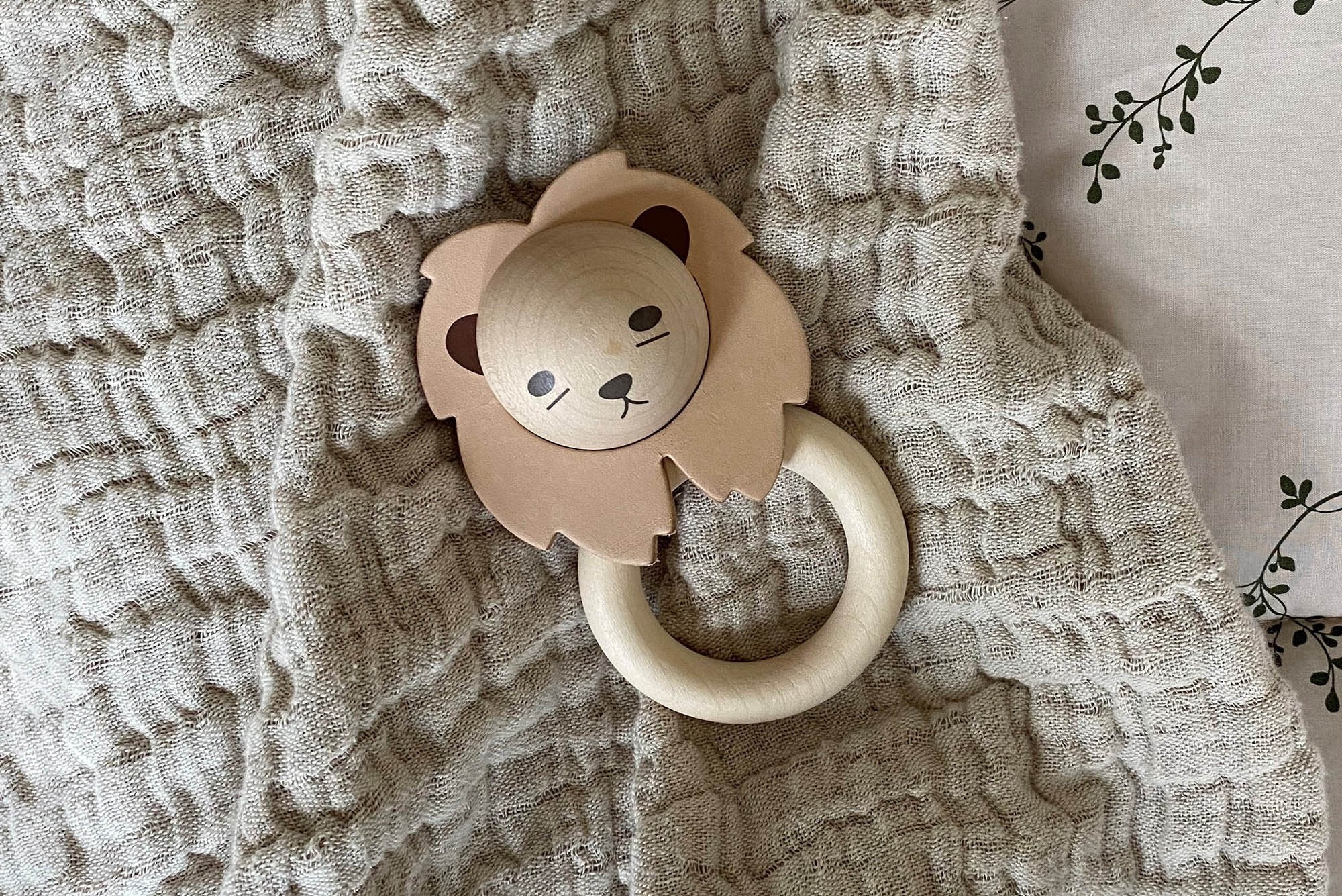 LION TEETHER