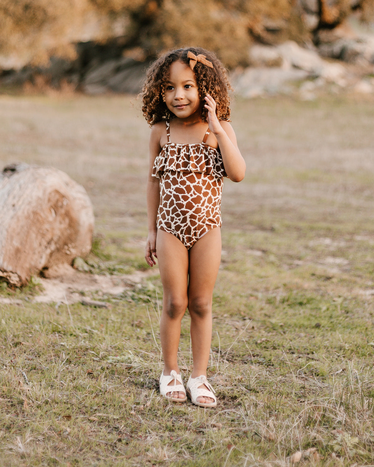RYLEE + CRU RUFFLE ONE-PIECE / GIRAFFE SPOTS