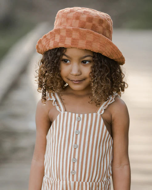 RYLEE + CRU TERRY BUCKET HAT / CAMEL CHECK