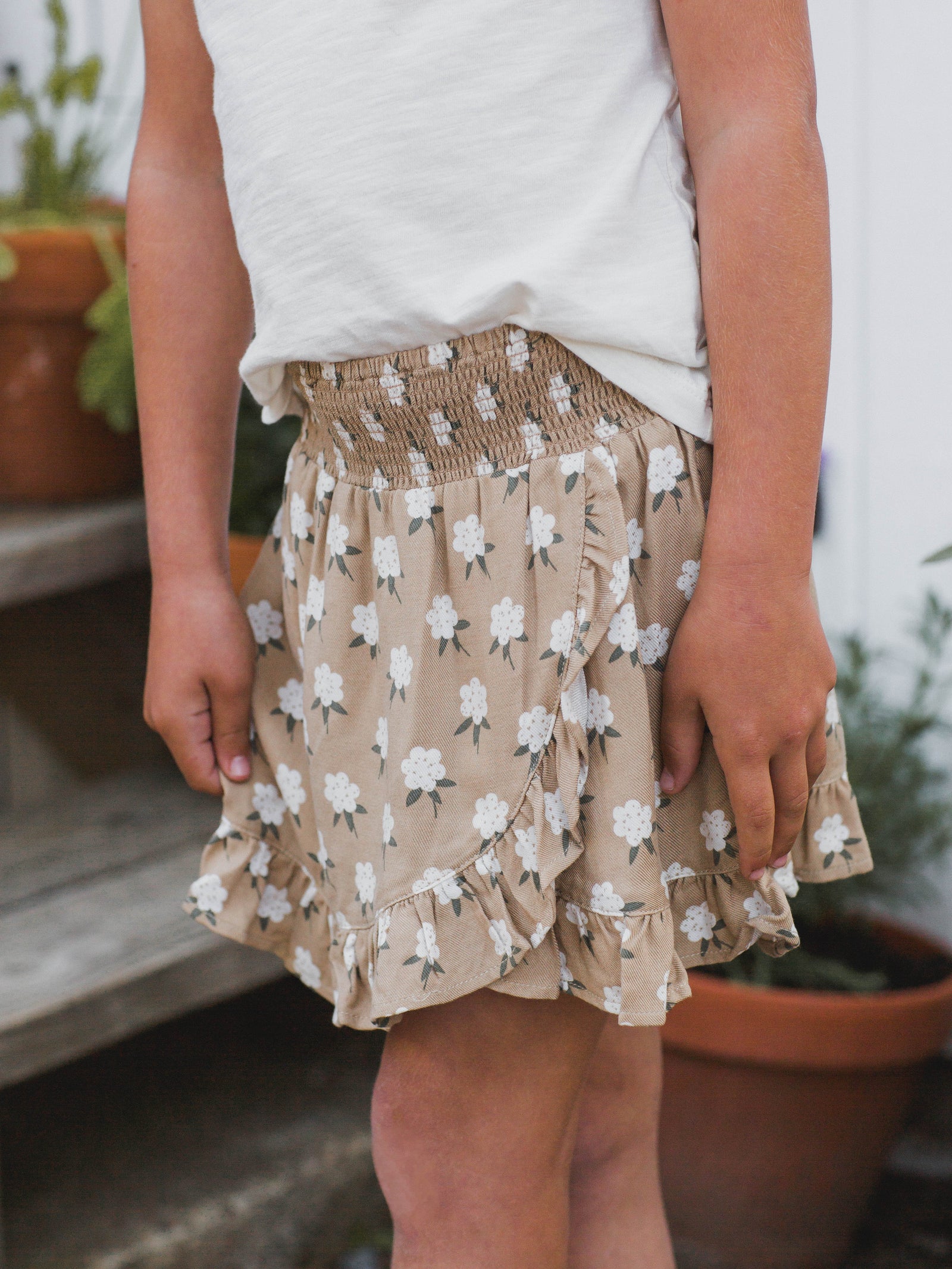 RYLEE + CRU WRAP RUFFLE SKIRT / WHITE FLORA