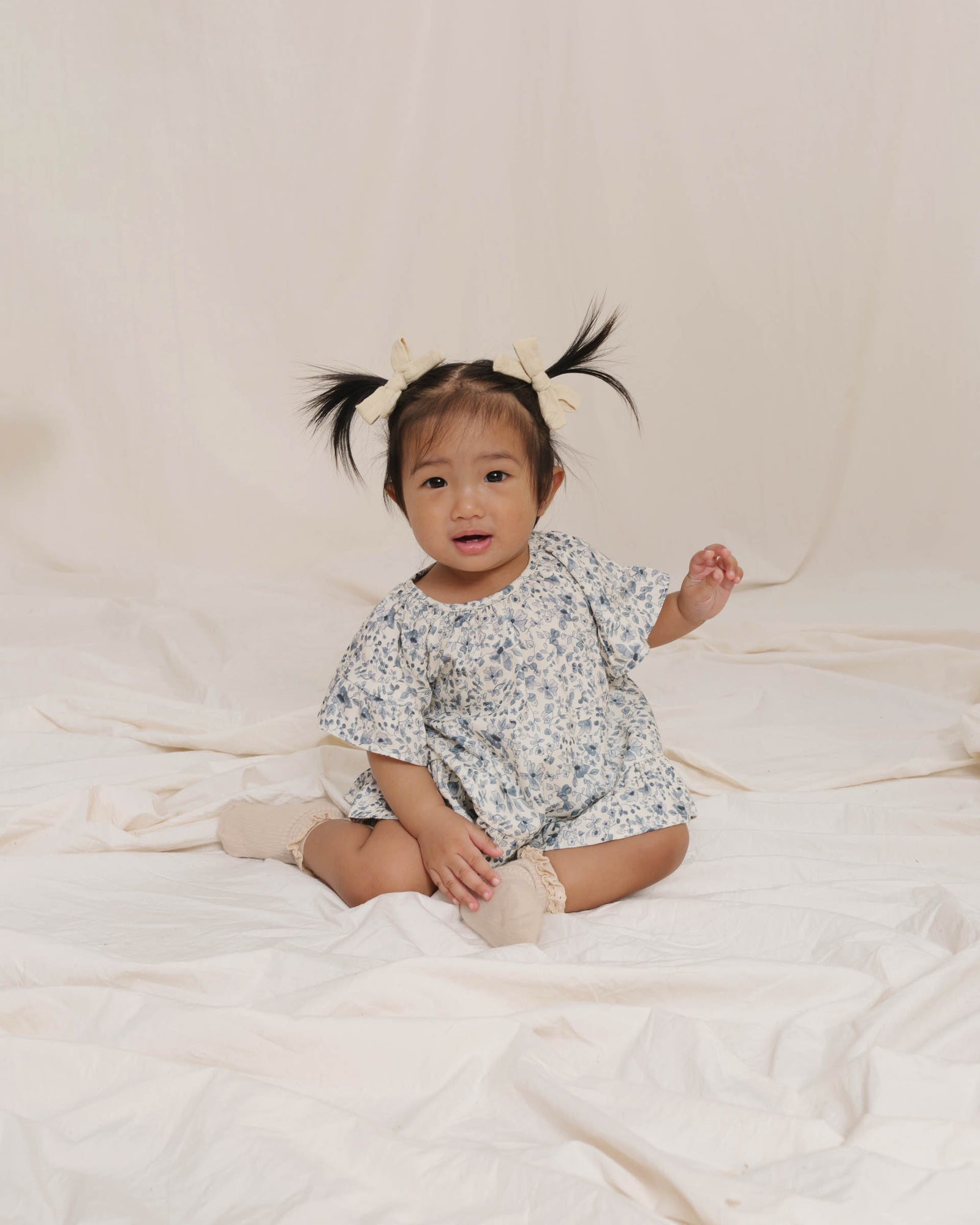 RYLEE + CRU BUTTERFLY TOP / BLUE FLORAL