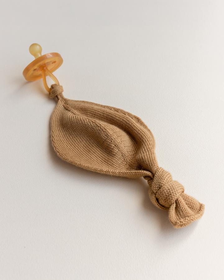 HVID COMFORTER TITI / PACIFIER HOLDER / OCHRE